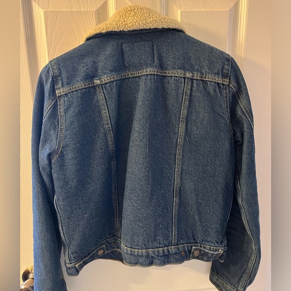 Levi Denim Trucker Jacket with Sherpa Lining (Women’s) - Picture 3 of 6